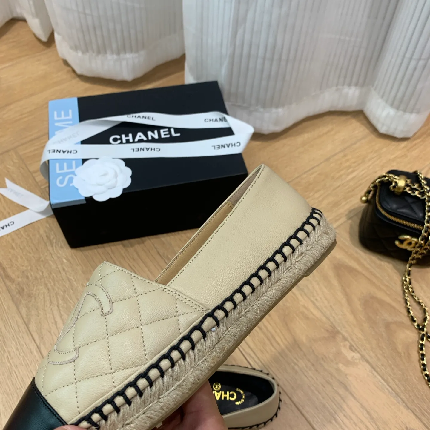 👟👟Ex-factory price 480👟👟 👑New colors are coming ✌️The new version of Chanel fisherman shoes is coming❗️Delivered in a complete set of top-notch packaging. The quality of my fisherman shoes has not been introduced much, everyone who has tried it knows it! The original customized upper, and my outsole is the original translucent outsole, the opaque outsole is the wrong version, full set of authentic packaging ❗️ size: 35-40, running price